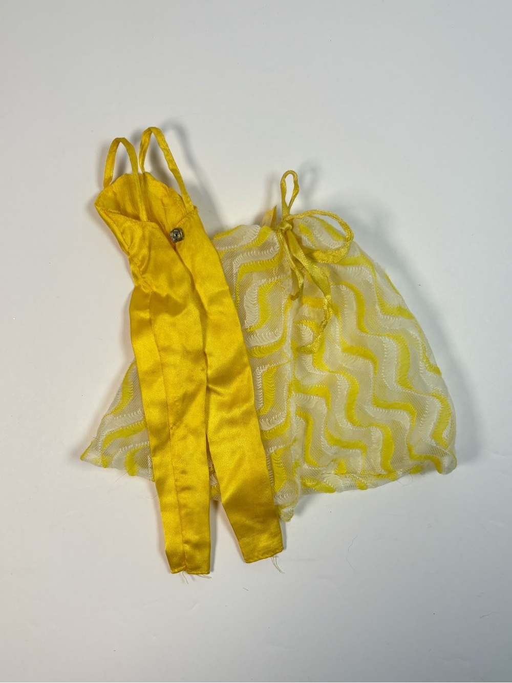 1978 Pretty Changes Barbie Yellow Satin Jumpsuit Lace Skirt Vintage Mattel - Picture 2 of 3